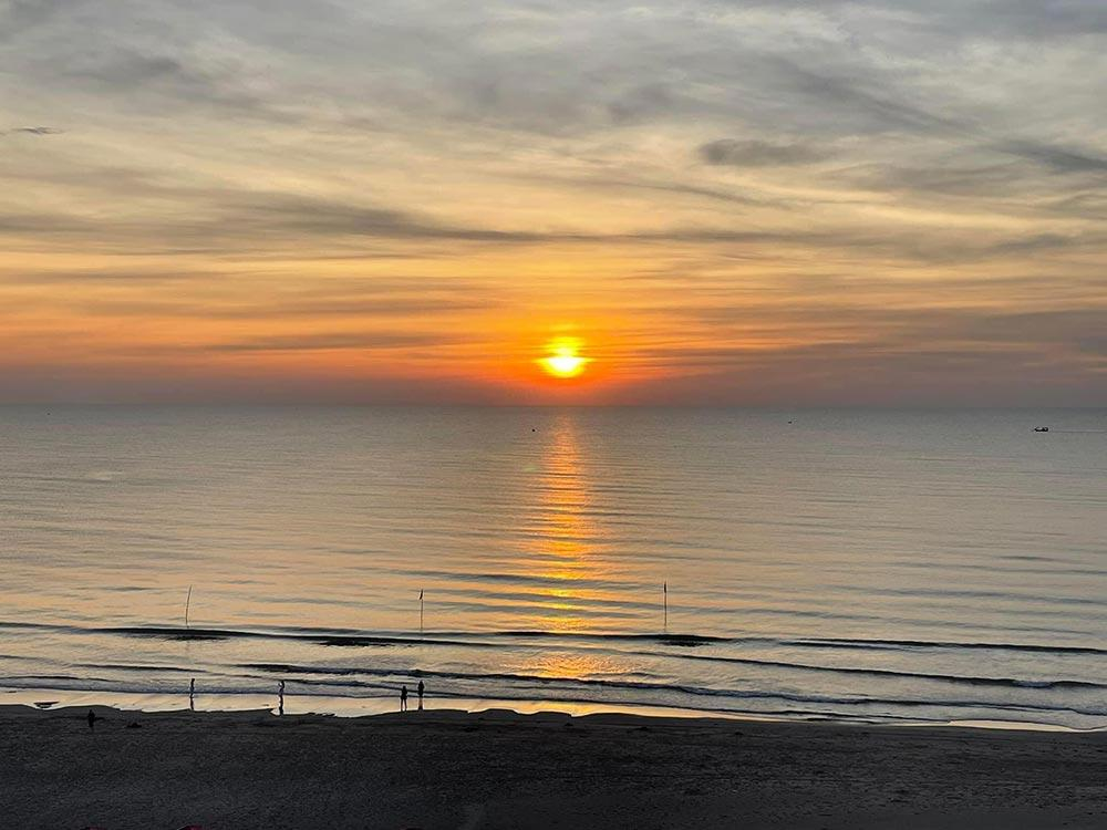 Ngắm bình minh và hoàng hôn trên biển sẽ là một trải nghiệm đáng nhớ dành cho bạn.